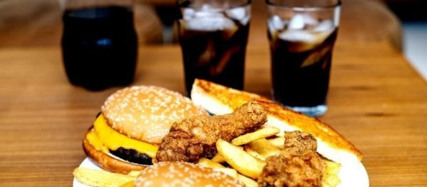 Γι αυτό το λόγο δεν πρέπει να πίνουμε αναψυκτικό μαζί με μπέργκερ